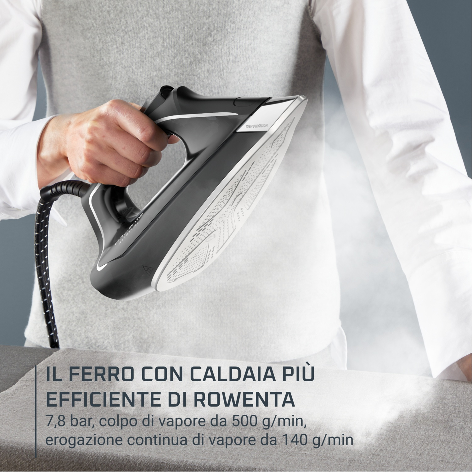 Persona che stira con ferro nero, vapore visibile. Il testo evidenzia efficienza e uscita vapore.