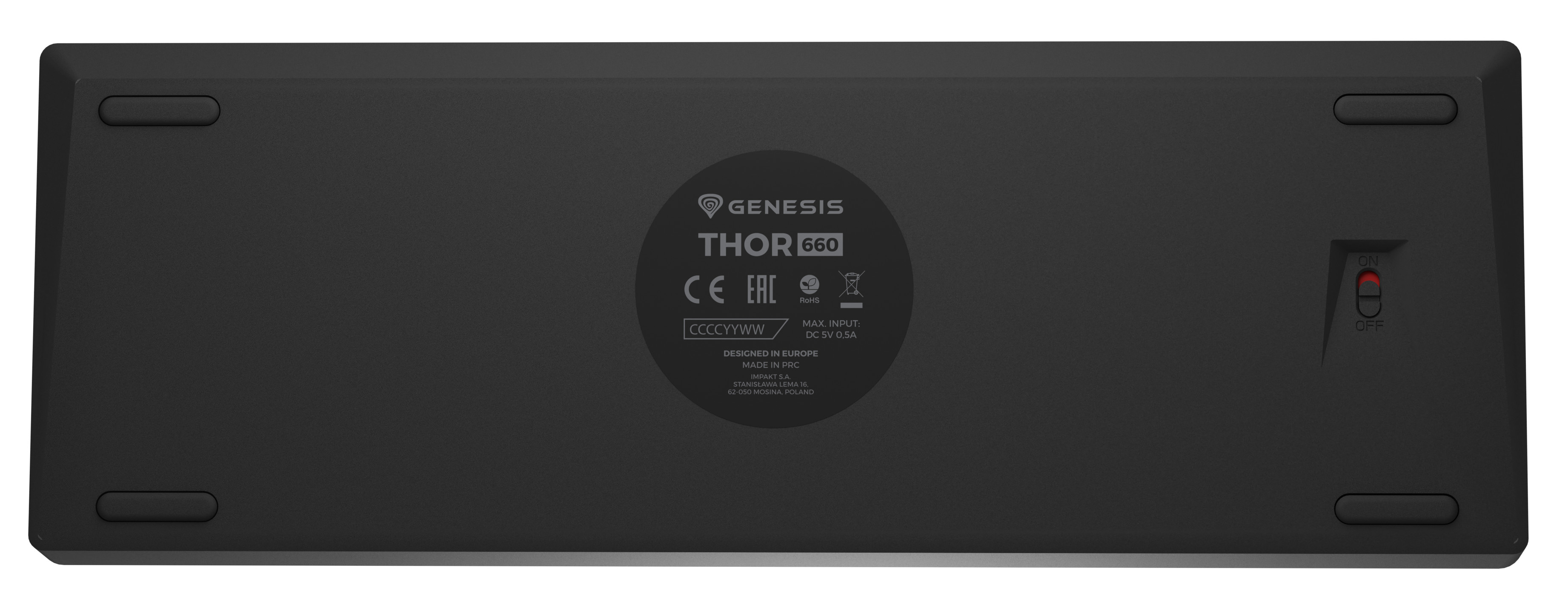 Spód czarnej klawiatury. Ma nazwę marki i numer seryjny. Czarne tło.