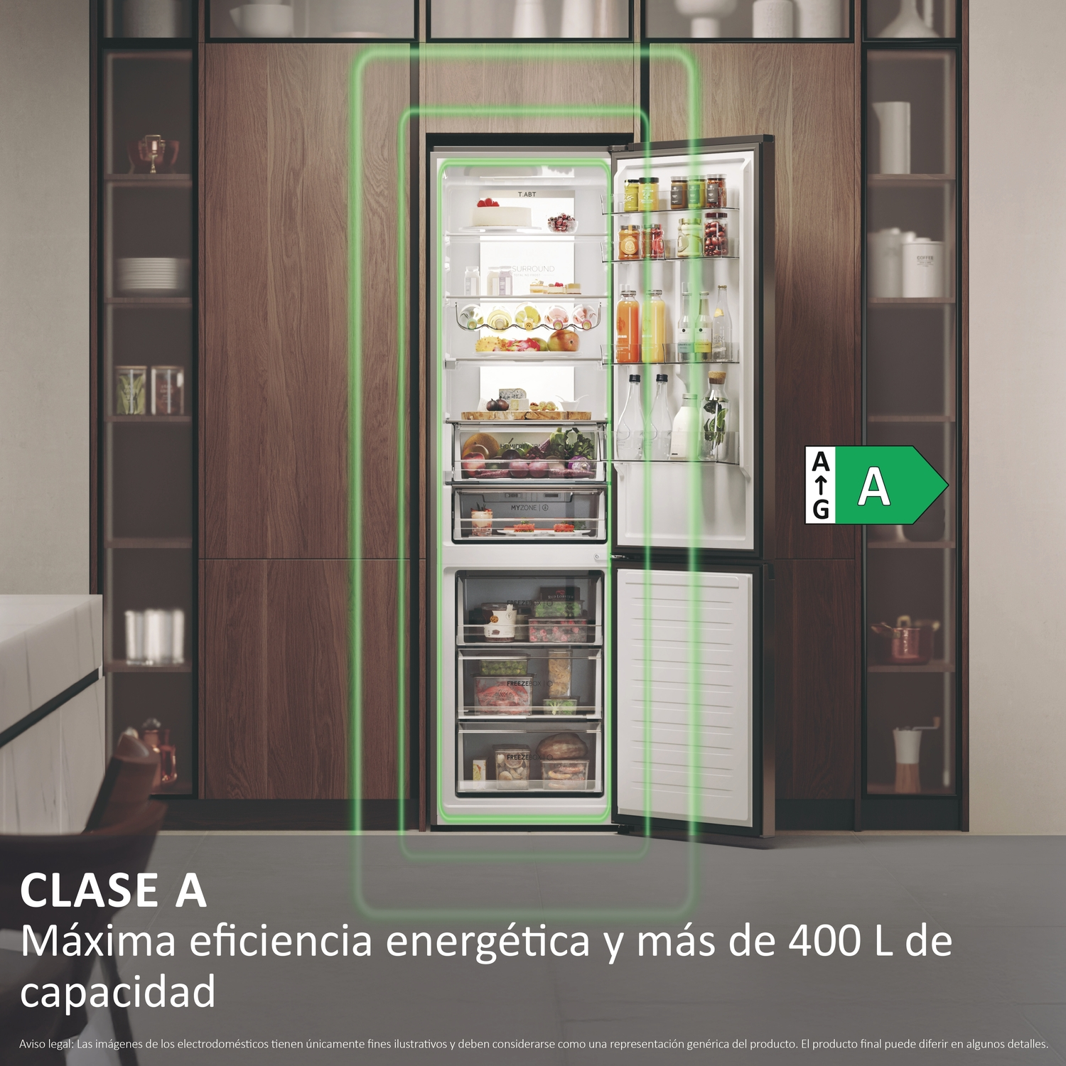 Nevera abierta con comida, etiqueta energética A, fondo con armarios de madera.