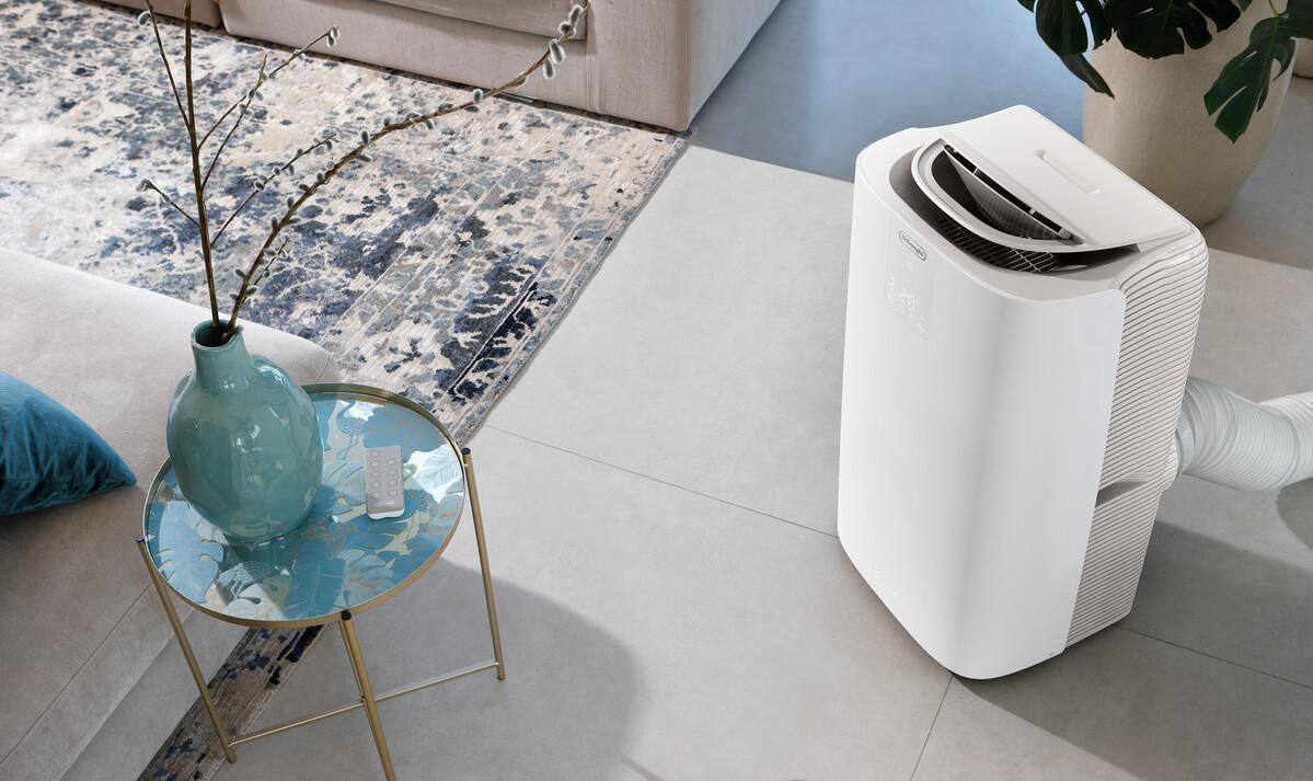 Klimaanlage und eine Blumenvase auf einem Tisch.