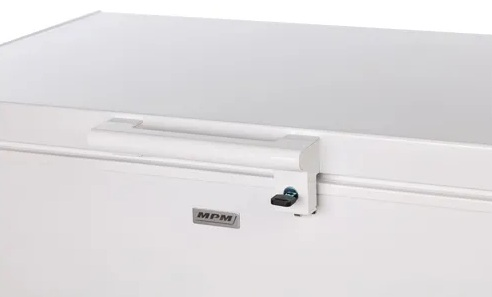 Zbliżenie na uchwyt zamrażarki z logo MPM.