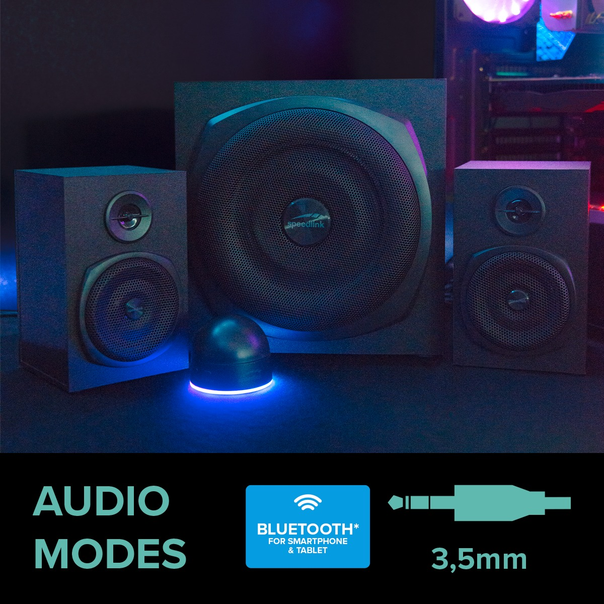 Schwarzes Lautsprechersystem mit blauer Umgebungsbeleuchtung. Das System besteht aus Subwoofer, zwei Satelliten und einem Control Pod.