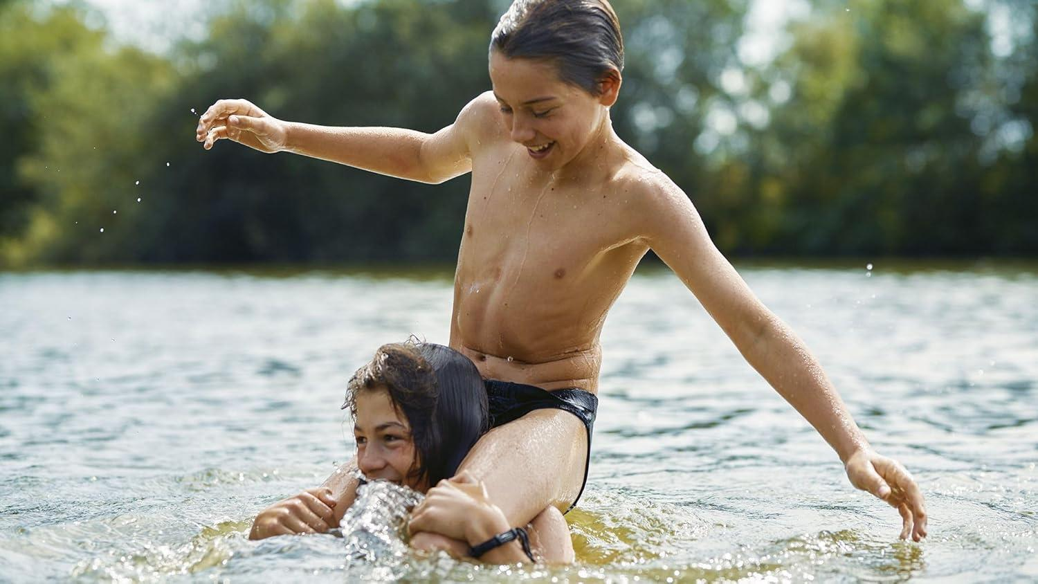 Zwei Jungen in einem See, einer auf den Schultern des anderen.
