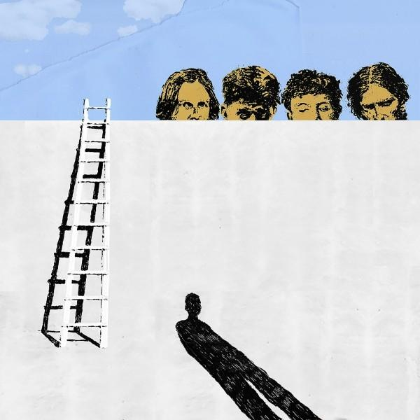 Kunstwerk einer Leiter und eines Personenschattens. Vier Gesichter schauen über die Mauer.