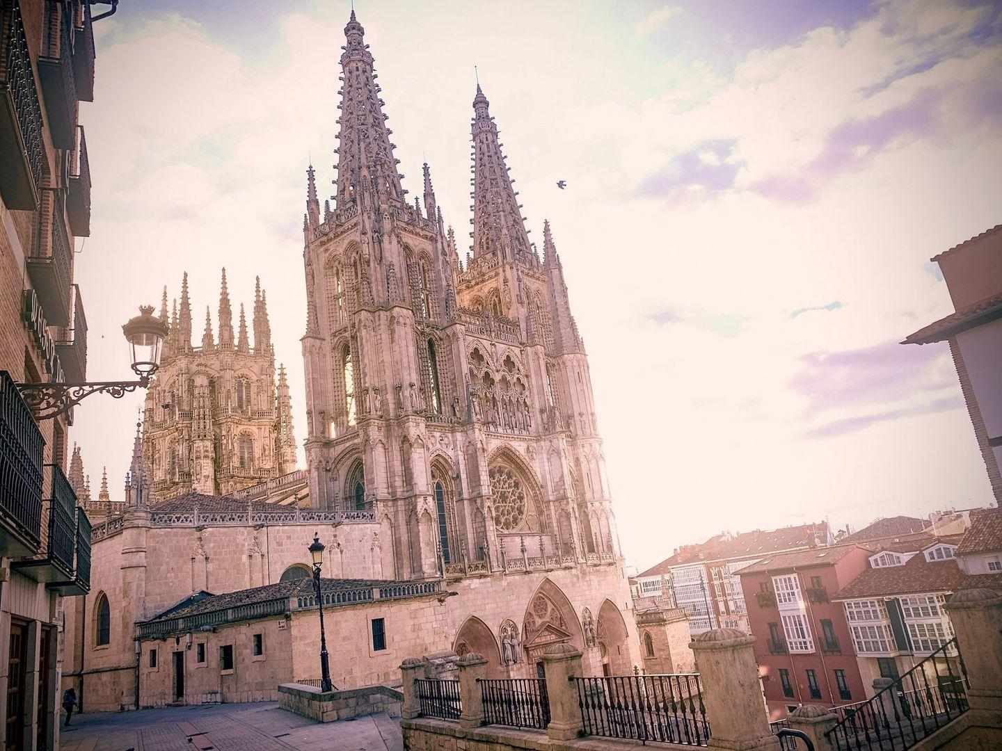 Eine große Kathedrale mit zwei Türmen, mit Stadtansicht und Himmel im Hintergrund. Gotische Architektur.
