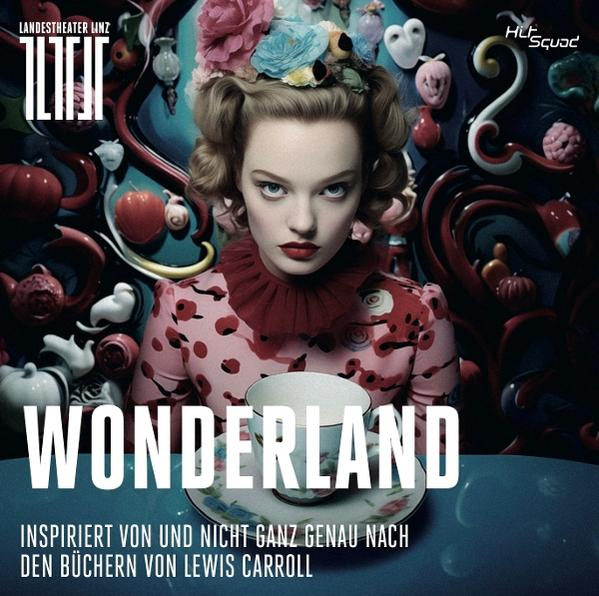 Frau im Wunderland-Kostüm, mit Teetasse und floralem Hintergrund, sowie Text.