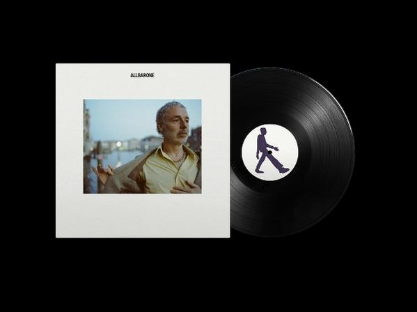 Albumcover mit einem Mann, der aus einem Fenster schaut, und einer Schallplatte.