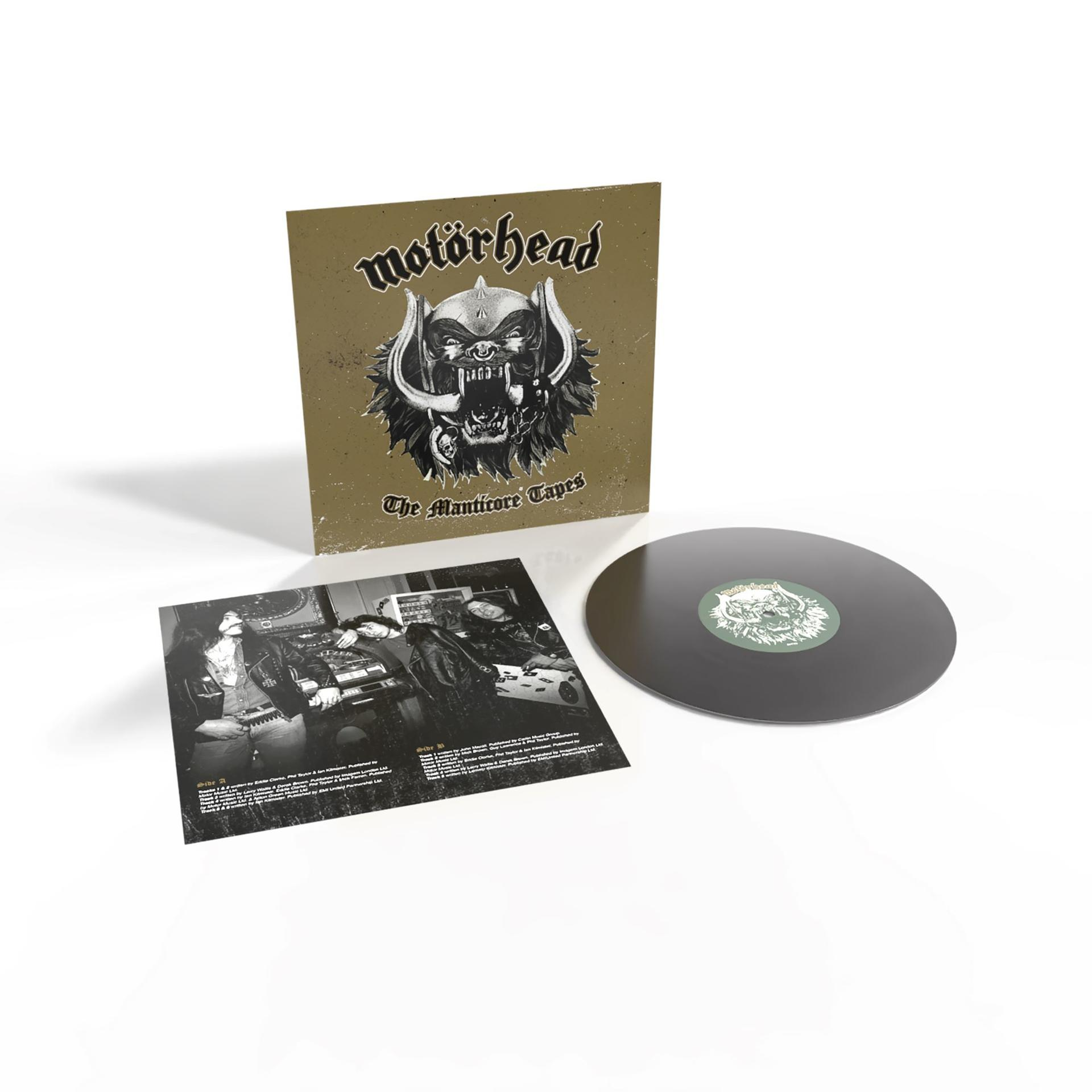 Set de l'album Motörhead avec disque et livret sur fond blanc. Artwork de l'album visible.