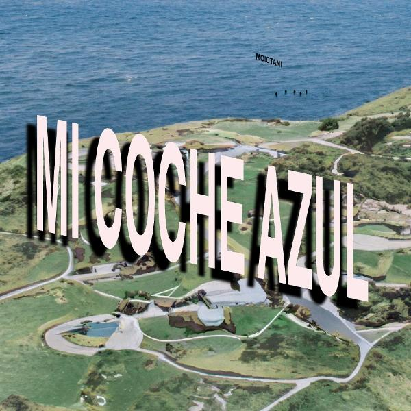 Landschaftsfoto einer Küstenlinie und eines Ozeans. Großer weißer Text: 'Mi Coche Azul'. Menschen sind in der Ferne sichtbar.