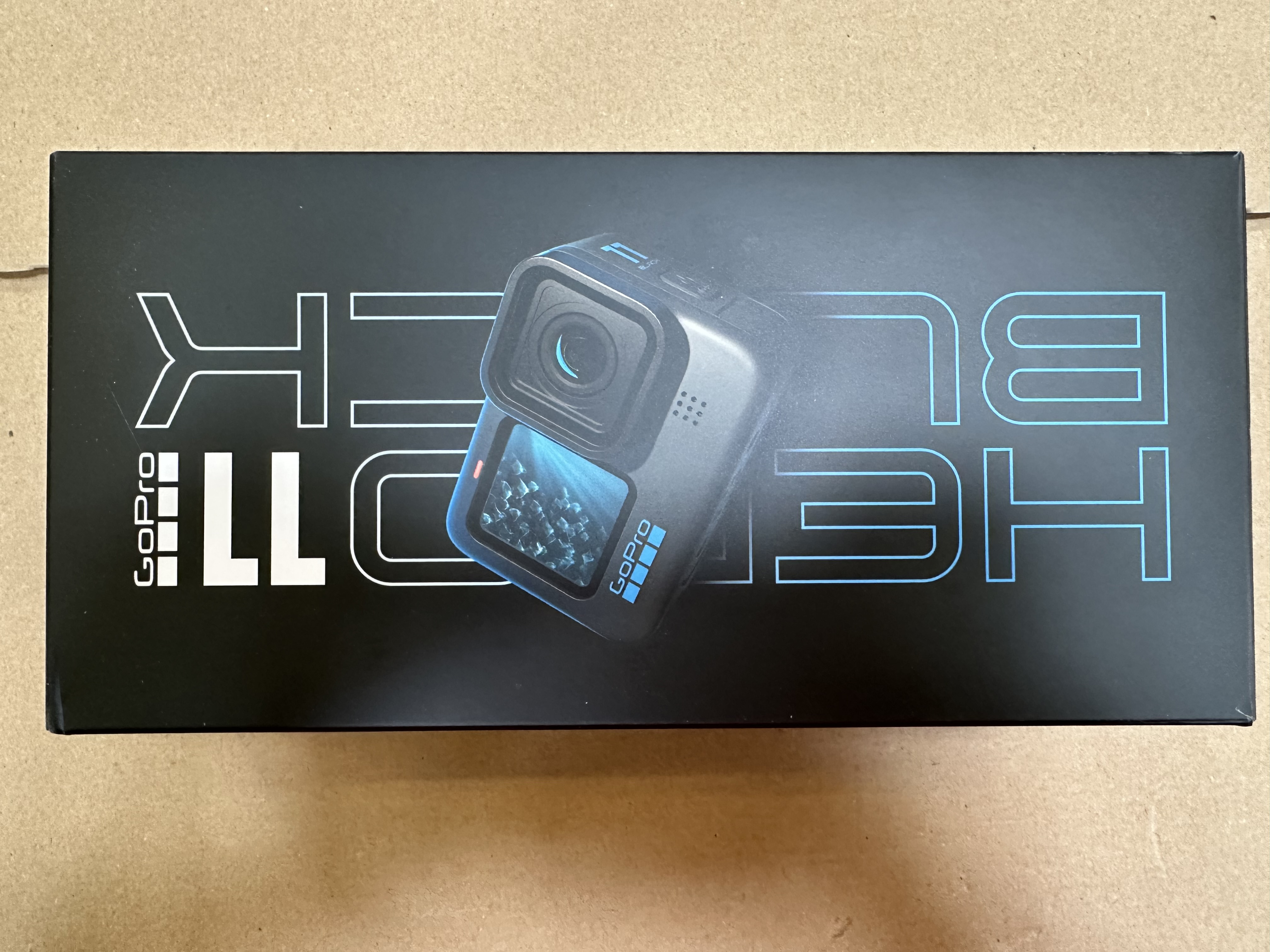 Pudełko kamery GoPro Hero 11 Black. Czarne tło ze zdjęciem kamery i nazwą.