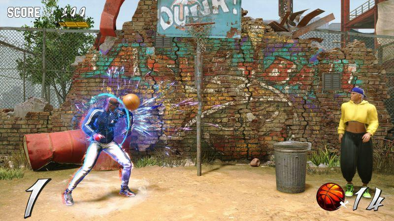 Ein Spieler steht kurz davor, einen Basketball zu werfen. Eine andere Person ist rechts.