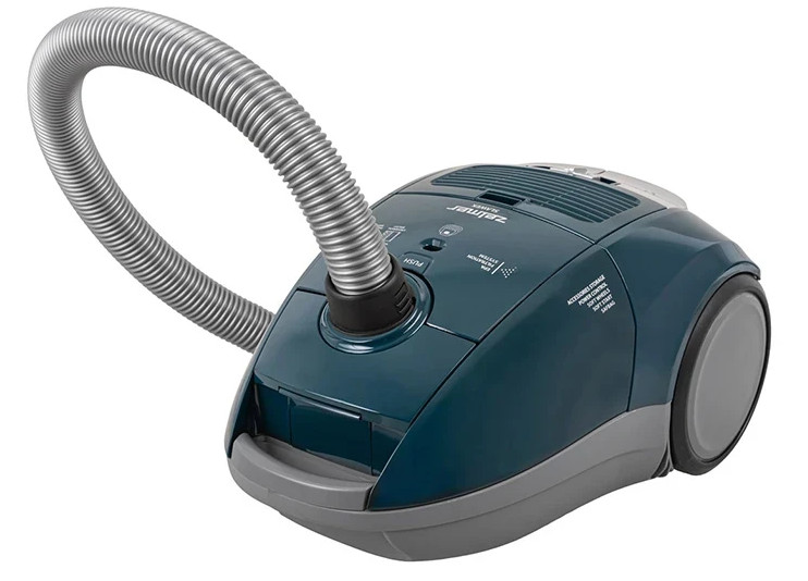 Odkurzacz z wężem i metalową rurą, gotowy do użycia, na białym tle.