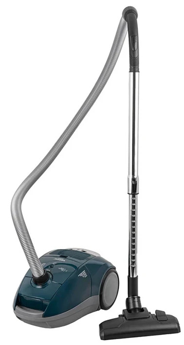 Odkurzacz z wężem i metalową rurą, gotowy do użycia. Odkurzacz jest na białym tle.