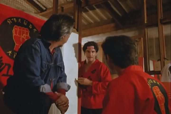 Eine Gruppe von drei Personen in Karate-Uniformen.