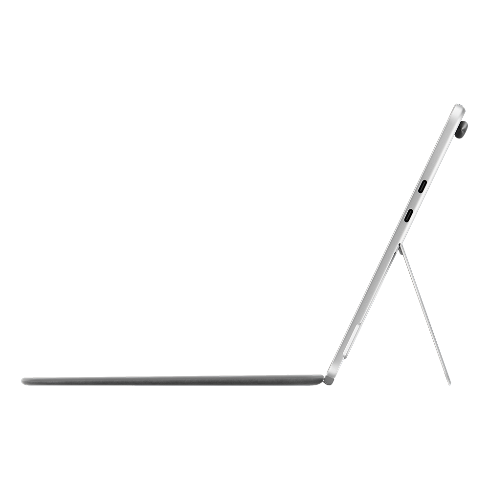 Eine Frau arbeitet an einem Laptop an einem Holztisch.