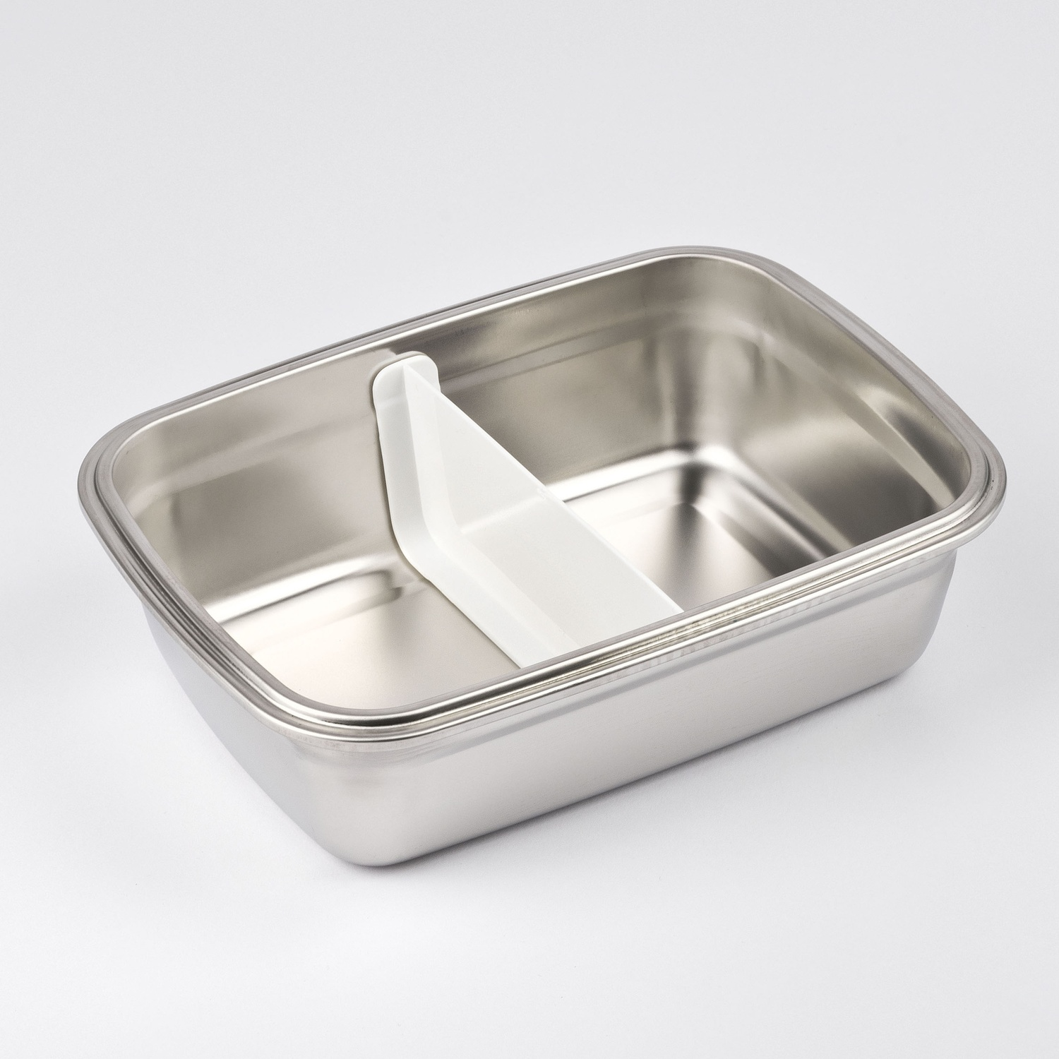 Contenitore per lunch box in acciaio inossidabile con divisore bianco.