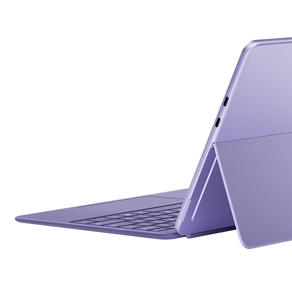 Lila Tablet, teilweise geöffnet, zeigt Tastatur und Bildschirm. Schwarzer Hintergrund.