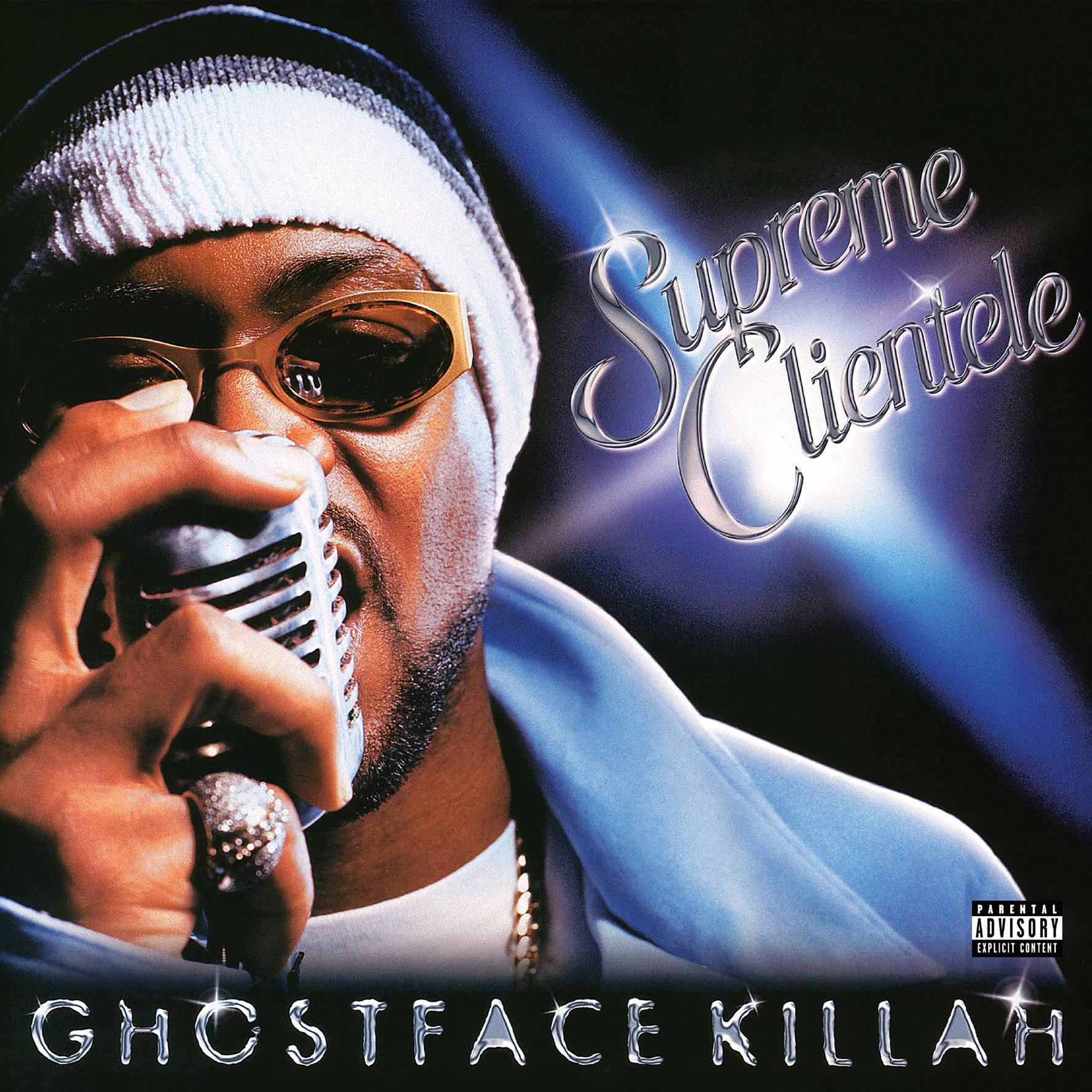 Mann mit Mütze und Sonnenbrille, hält Mikrofon. Supreme Clientele, Ghostface Killah Logo sichtbar.
