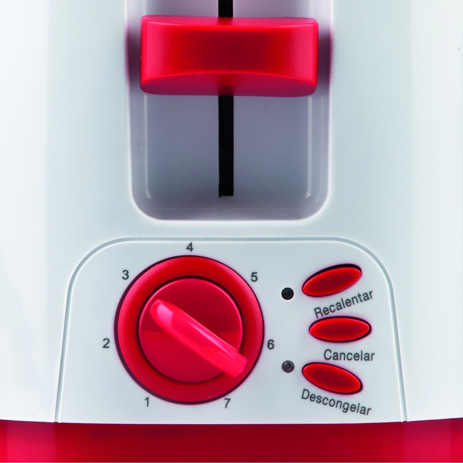 Primo piano del pannello di controllo di un tostapane bianco e rosso con quadrante e pulsanti.