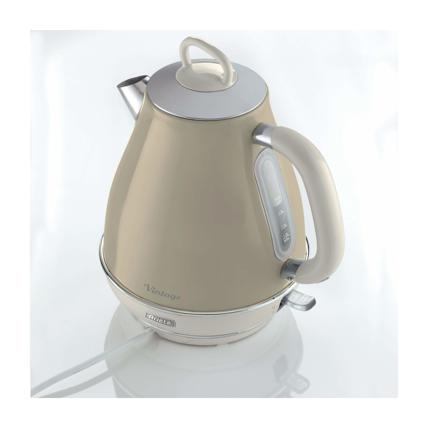 Un bollitore elettrico beige. Ha un manico e un beccuccio bianchi, con una base argentata e il marchio 'Ariete Vintage'.
