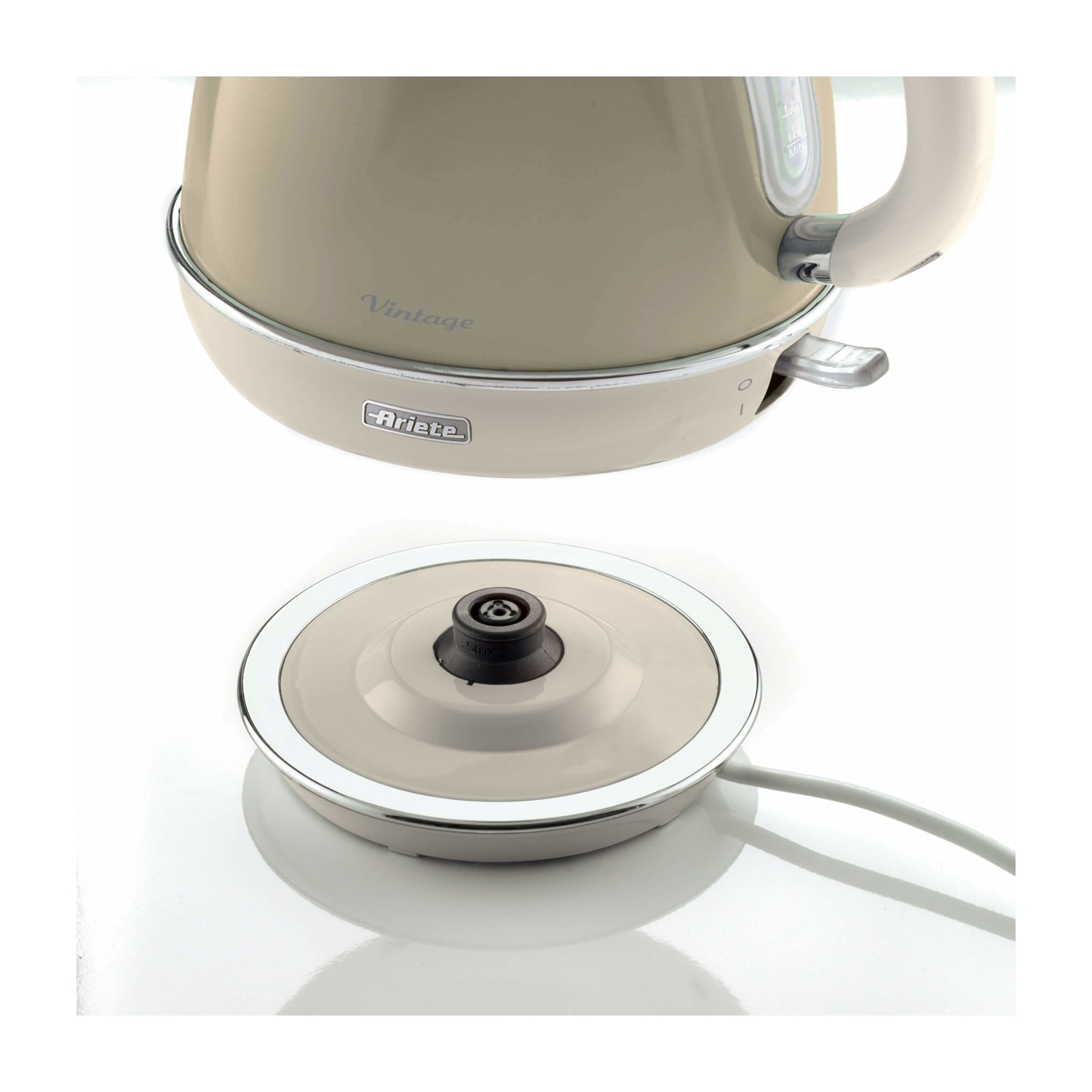 Bollitore elettrico beige, vista dall'alto. La base ha un bordo cromato e un cavo di alimentazione.