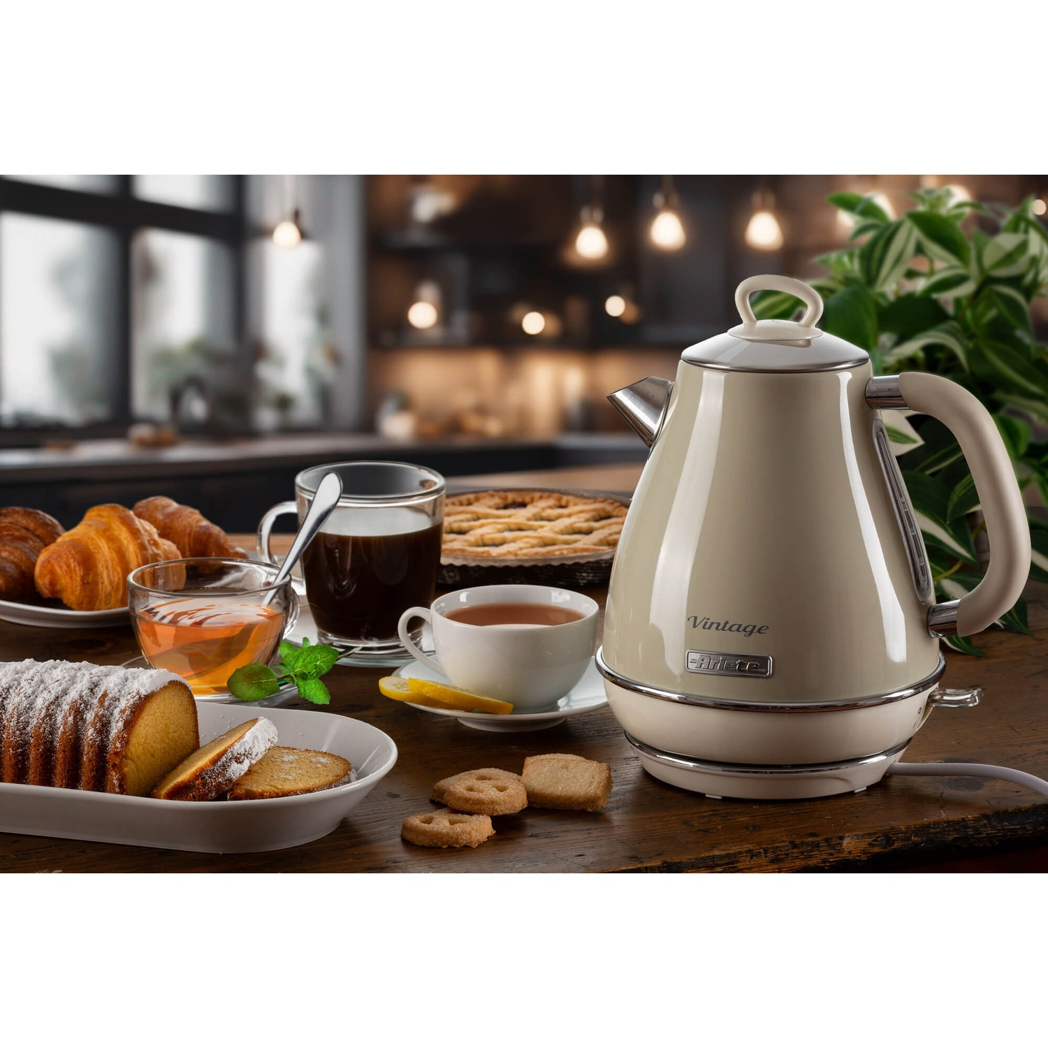 Tavolo apparecchiato con bollitore, pasticcini, caffè e tè.