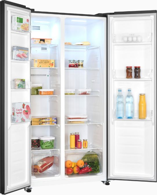 Offener Kühlschrank mit Lebensmitteln. Verschiedene Regale mit Produkten wie Obst und Getränken.