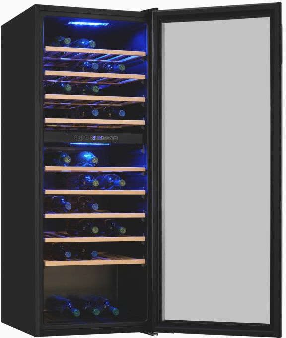 Weinkühler mit offener Tür. Flaschen sind auf Holzregalen platziert, Innenraum ist mit blauen LED-Leuchten beleuchtet.