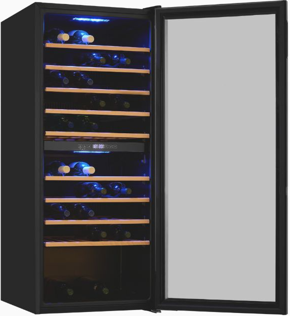 Weinkühler mit offener Tür. Flaschen sind auf Holzregalen platziert, Innenraum ist mit blauen LED-Leuchten beleuchtet.