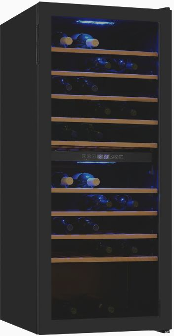 Weinkühler mit offener Tür. Flaschen sind auf Holzregalen platziert, Innenraum ist mit blauen LED-Leuchten beleuchtet.