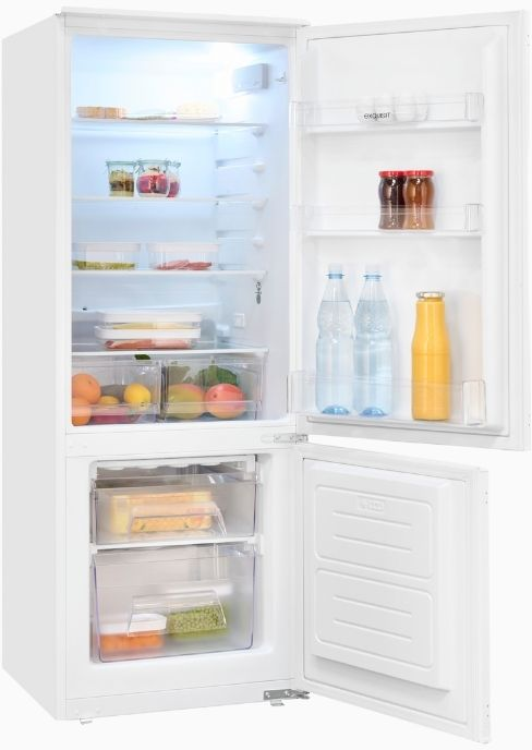 Weißer Kühlschrank mit geöffneten Türen, Lebensmittel innen.
