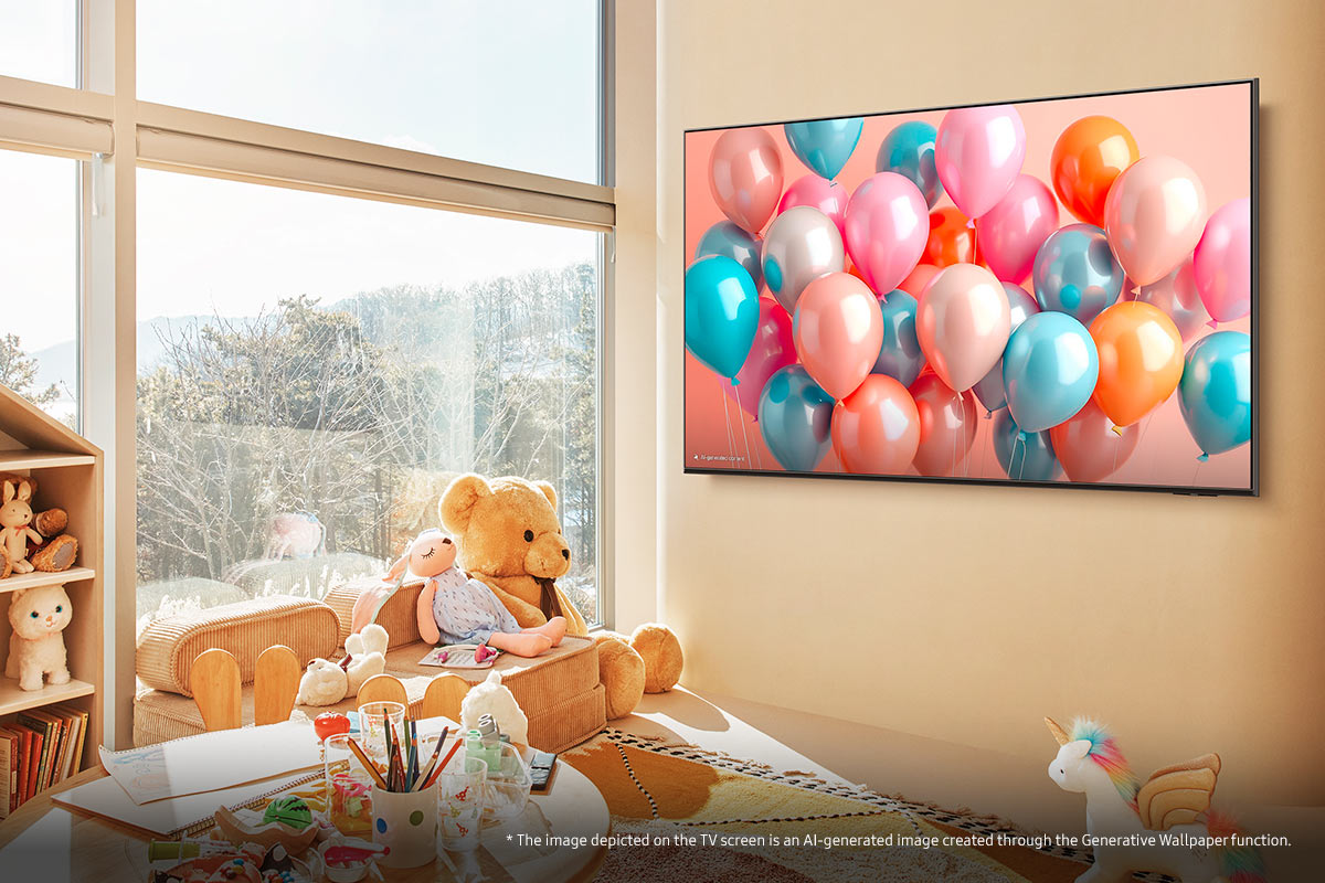 TV con palloncini colorati, in sala giochi. Giocattoli in primo piano, vicino a una finestra.