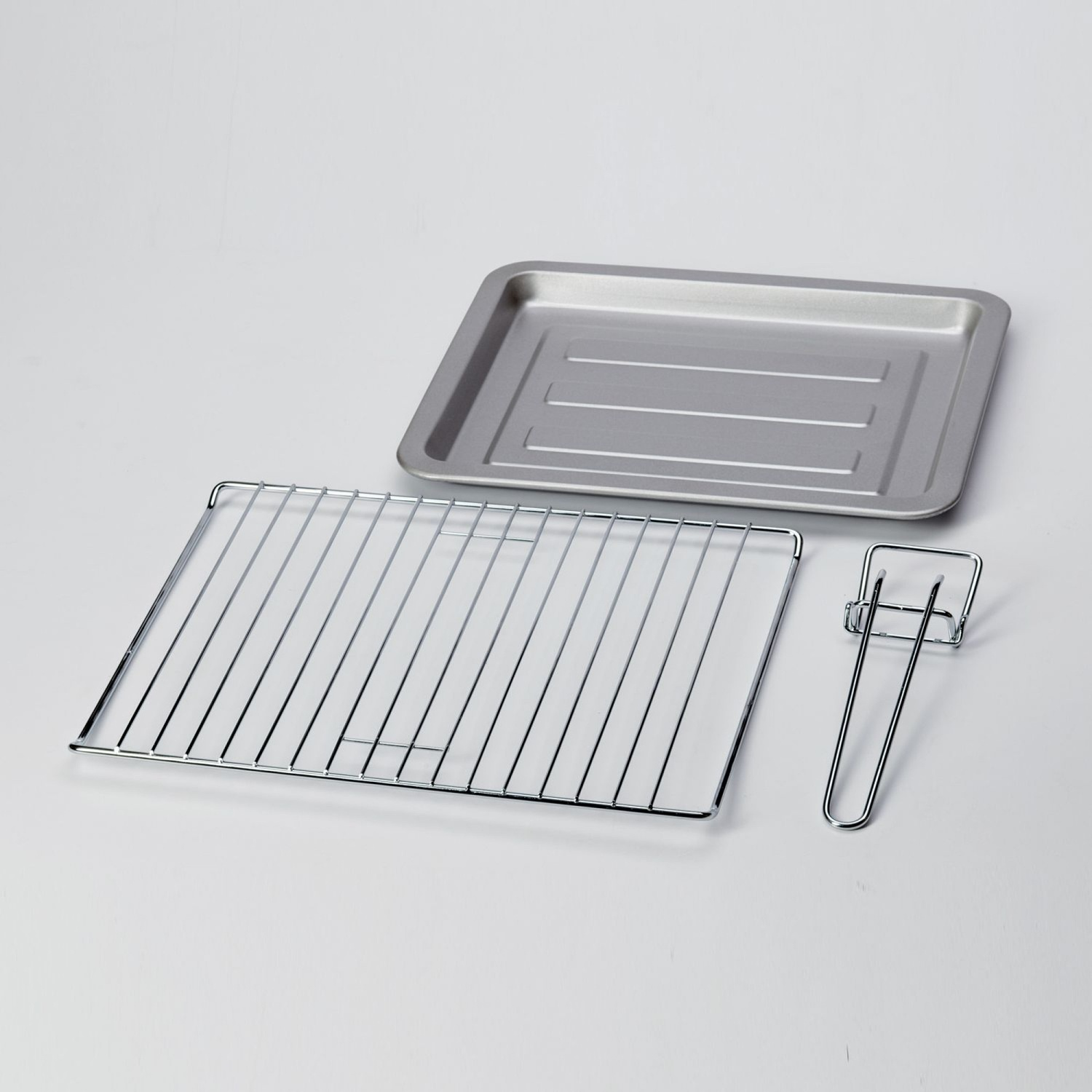 Accessori per forno: una teglia, una griglia e una maniglia per rimuovere la griglia e la teglia.
