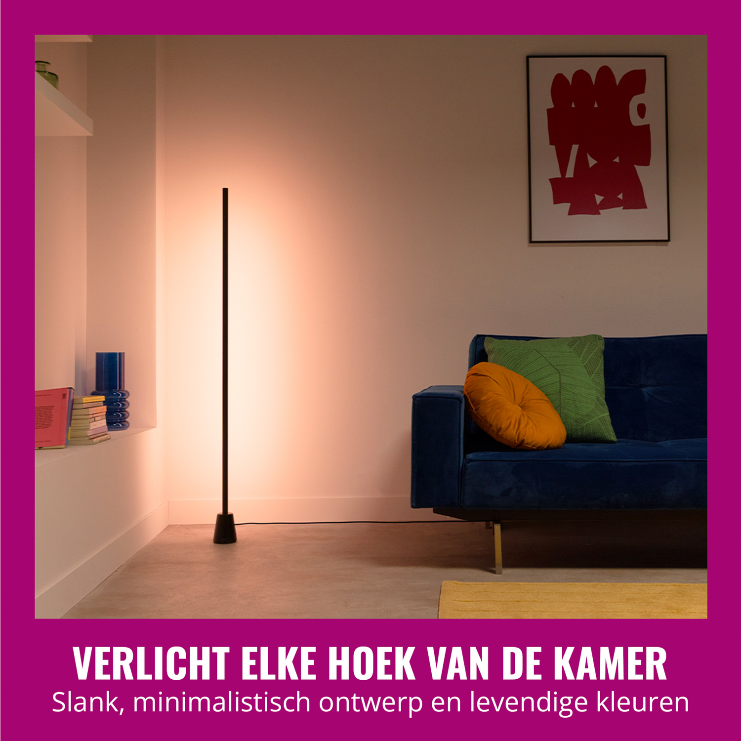 Een lange lichtbalk in een kamer. Een bank, een plant en een schilderij aan de muur.