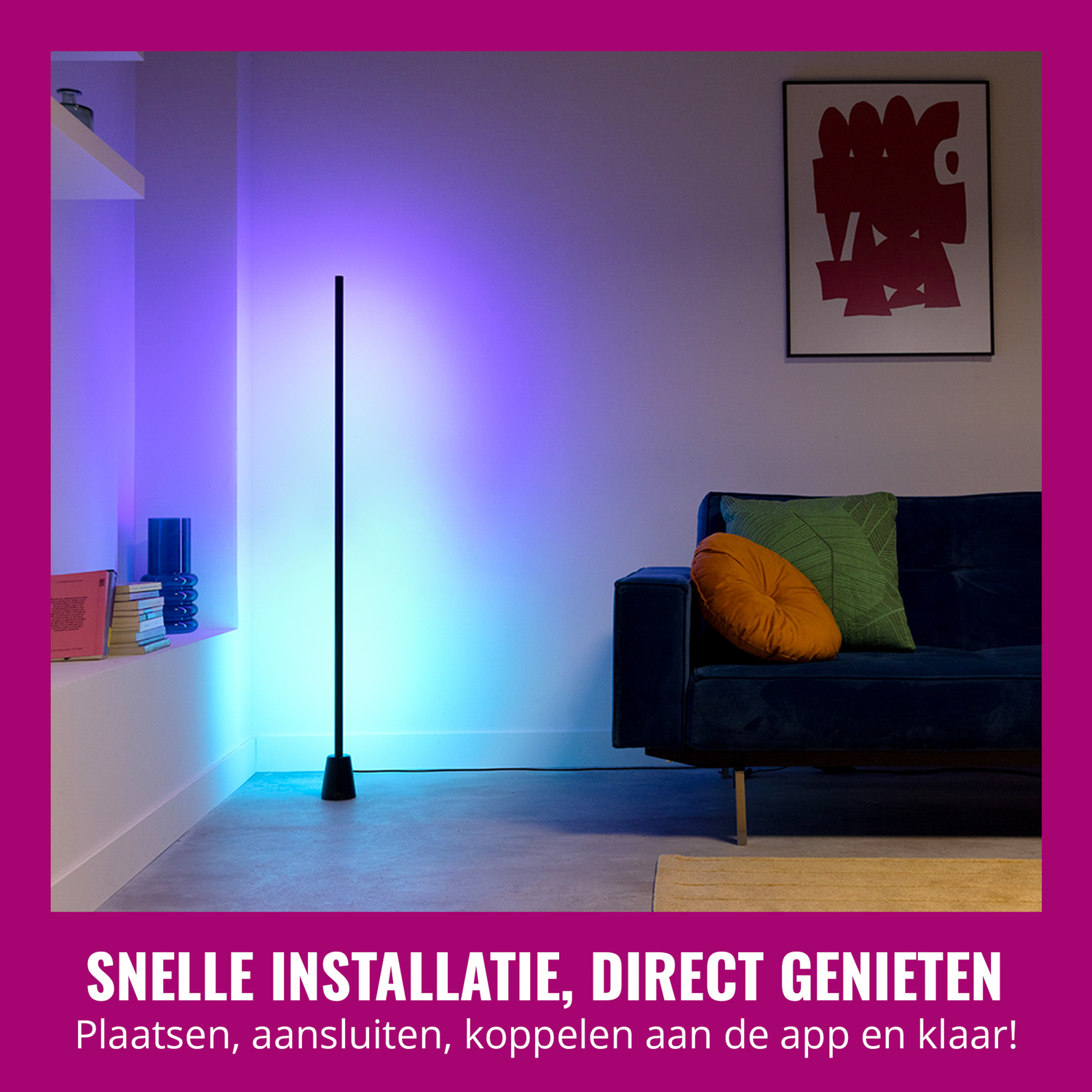 Een lange lamp die blauw en paars licht uitstraalt, in een kamer met een bank, kunst en een vloerkleed.