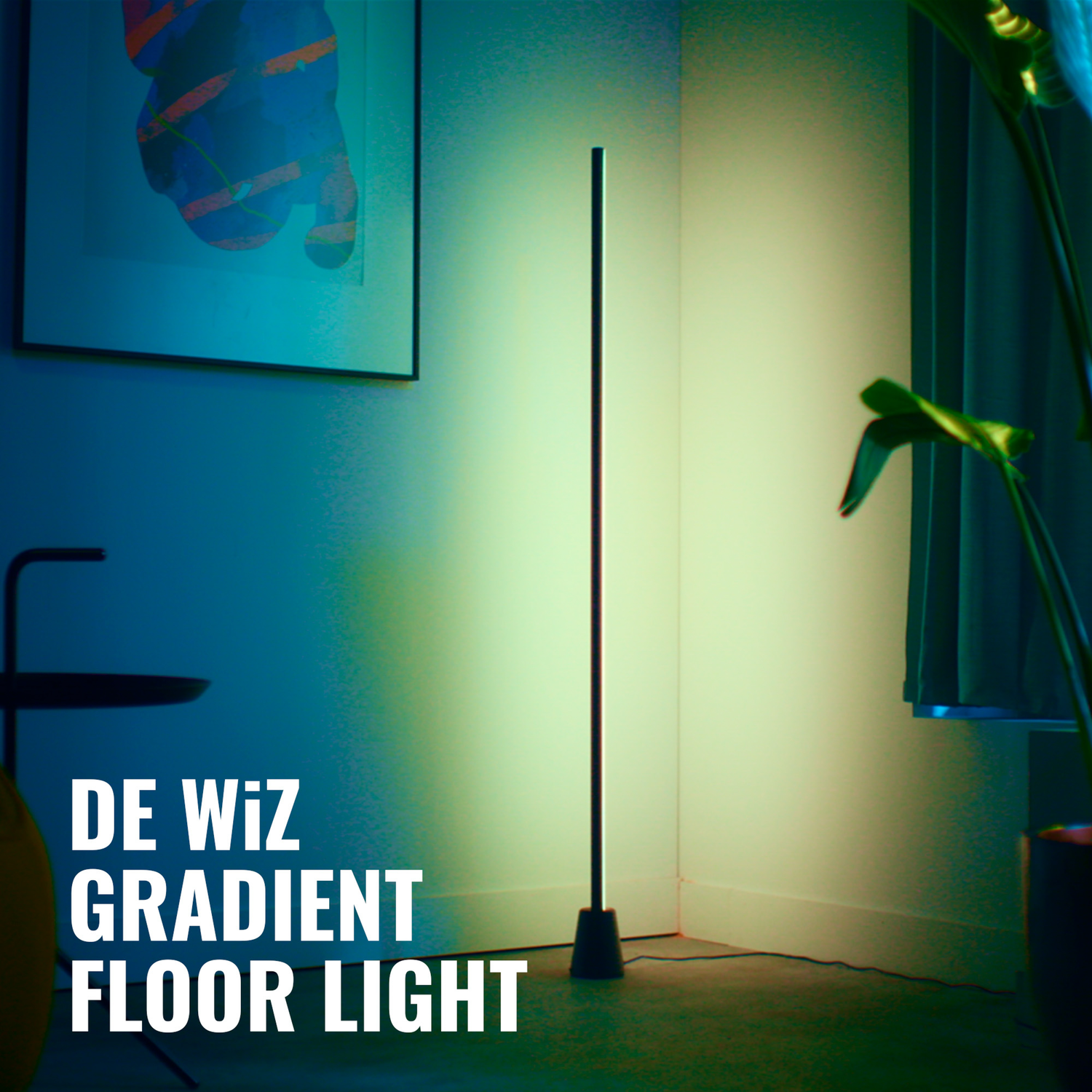 Een vloerlamp met gradiënt geeft groen en geel licht af, met een schilderij en een plant op de achtergrond.
