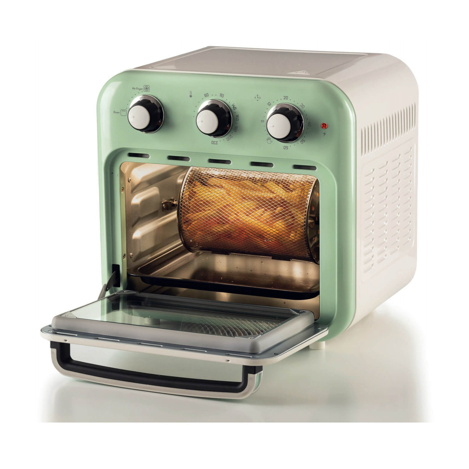 Un forno friggitrice ad aria vintage verde e bianco con la porta a vetro aperta, che mostra il cibo all'interno.