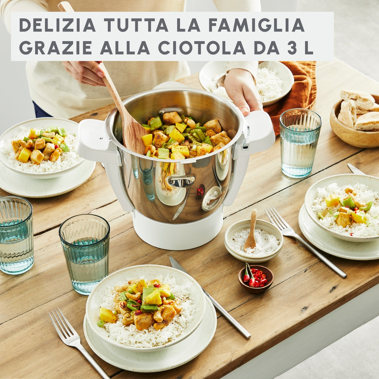 Un tavolo con cibo e un elettrodomestico da cucina bianco. Testo: 'Delizia tutta la famiglia con una ciotola da 3L'.