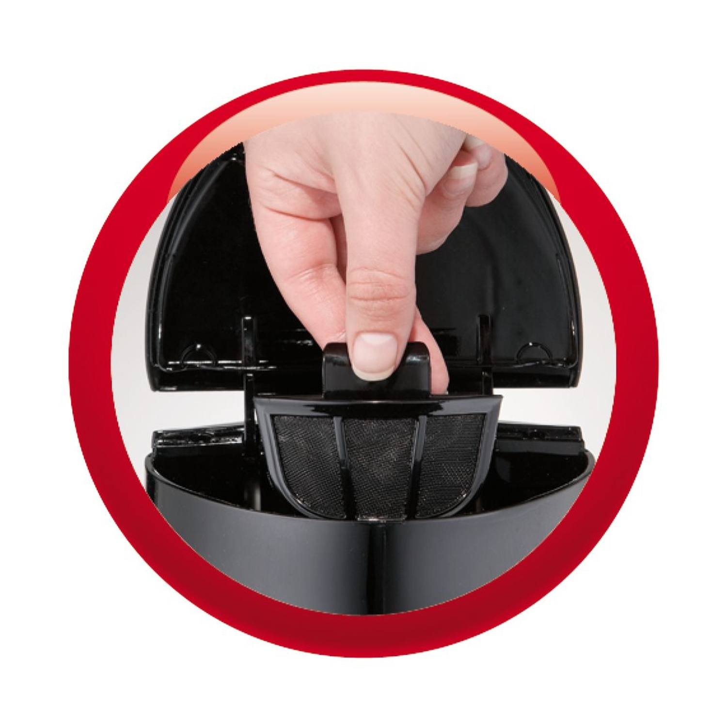 Bollitore Moulinex con coperchio aperto, mano che rimuove il filtro, sfondo nero.