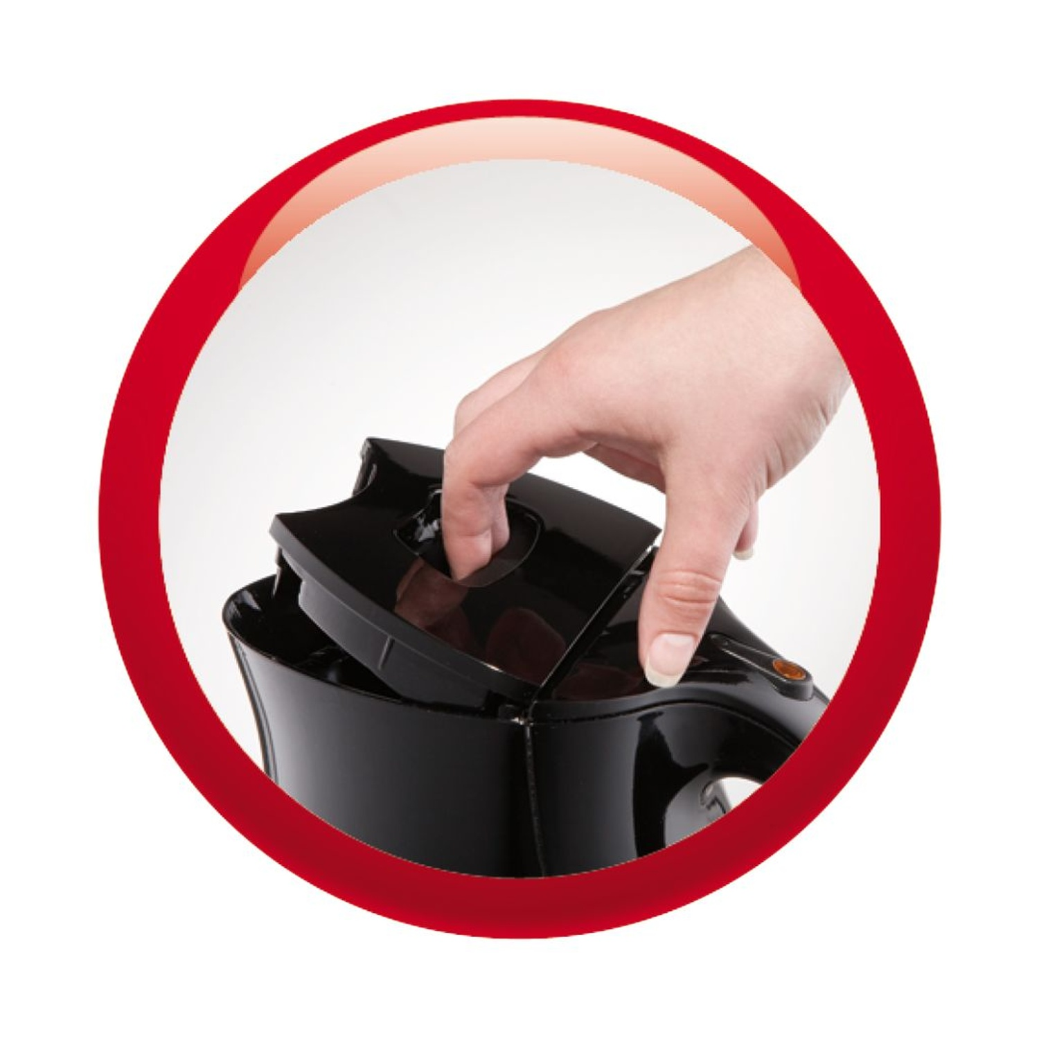 Bollitore Moulinex nero, coperchio aperto, mano tocca interno, cerchio rosso.