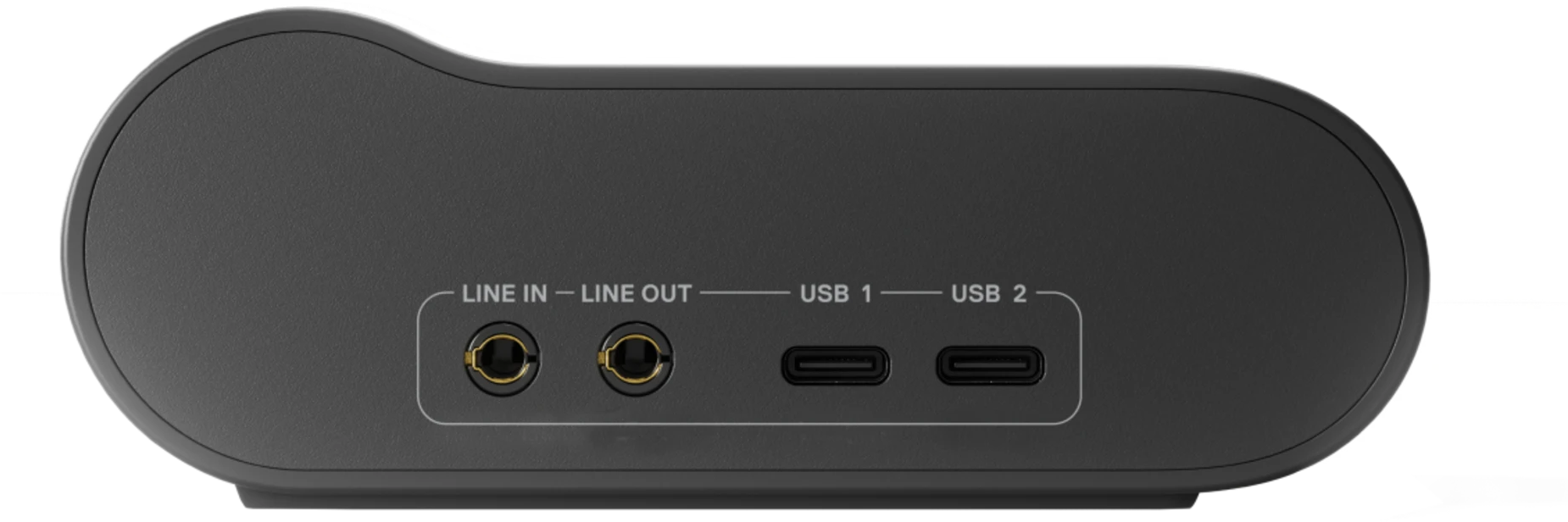 Sötétszürke audio eszköz hátulja. Bemeneti/kimeneti portok és USB portok találhatók rajta.