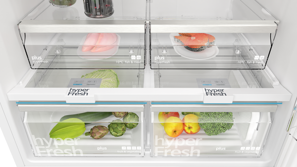 Bir buzdolabının içi: balık, et, sebzeler 'hyperFresh' etiketli şeffaf çekmecelerde. Ürünler düzenli bir şekilde düzenlenmiş.