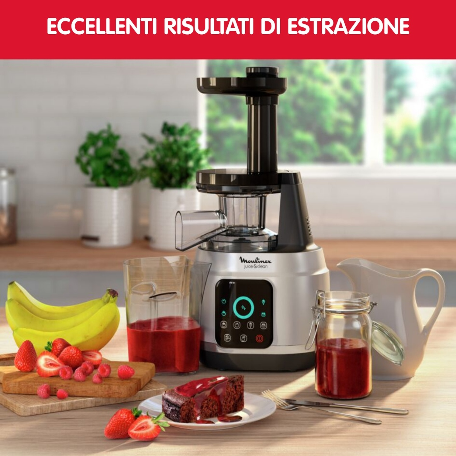 Un estrattore con frutta come banane e fragole, una fetta di torta e succo in un bicchiere. Sfondo: ambiente cucina.
