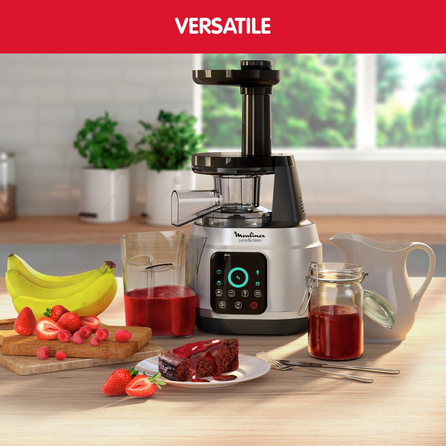 Un estrattore con frutta come banane e fragole, una fetta di torta e succo in un bicchiere. Sfondo: ambiente cucina.