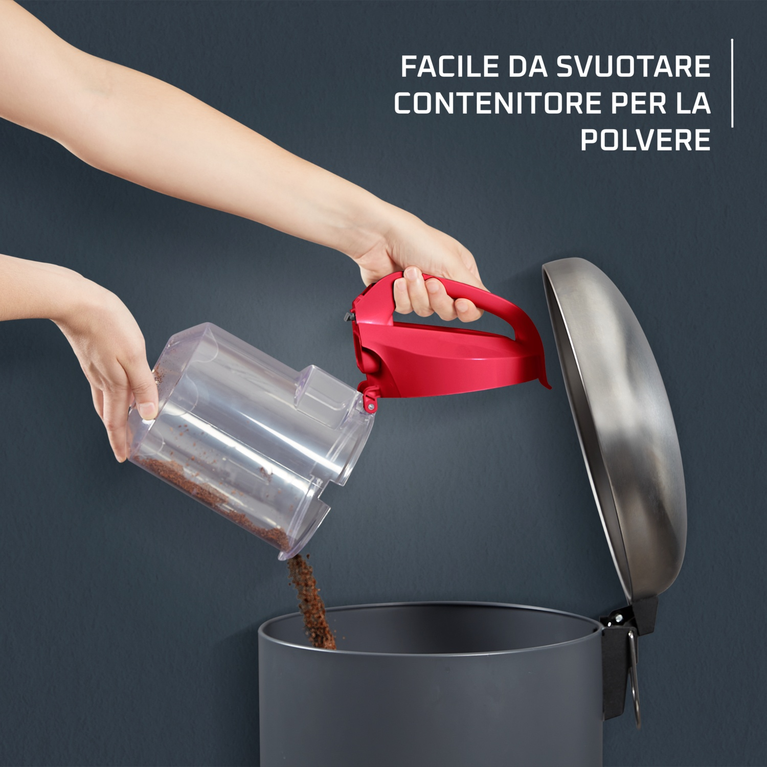 Una persona che svuota un contenitore rosso dell'aspirapolvere in un cestino grigio, sfondo scuro.
