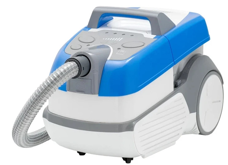 Niebiesko-biały odkurzacz z uchwytem, wężem i kółkami na białym tle.