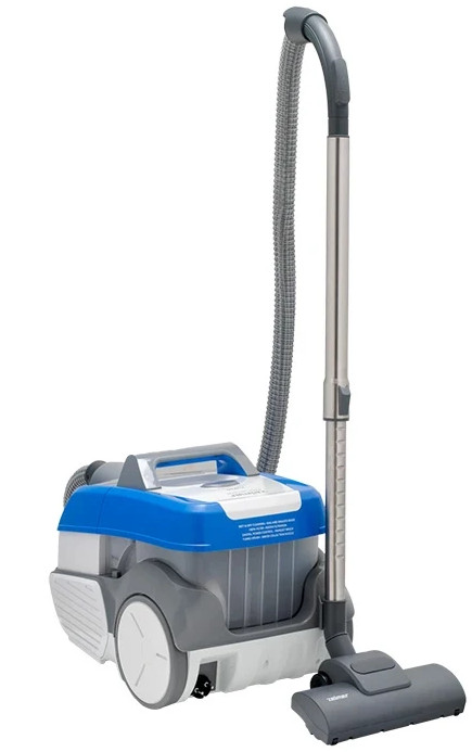 Niebiesko-biały odkurzacz z wężem i szczotką. Jest na białym tle.