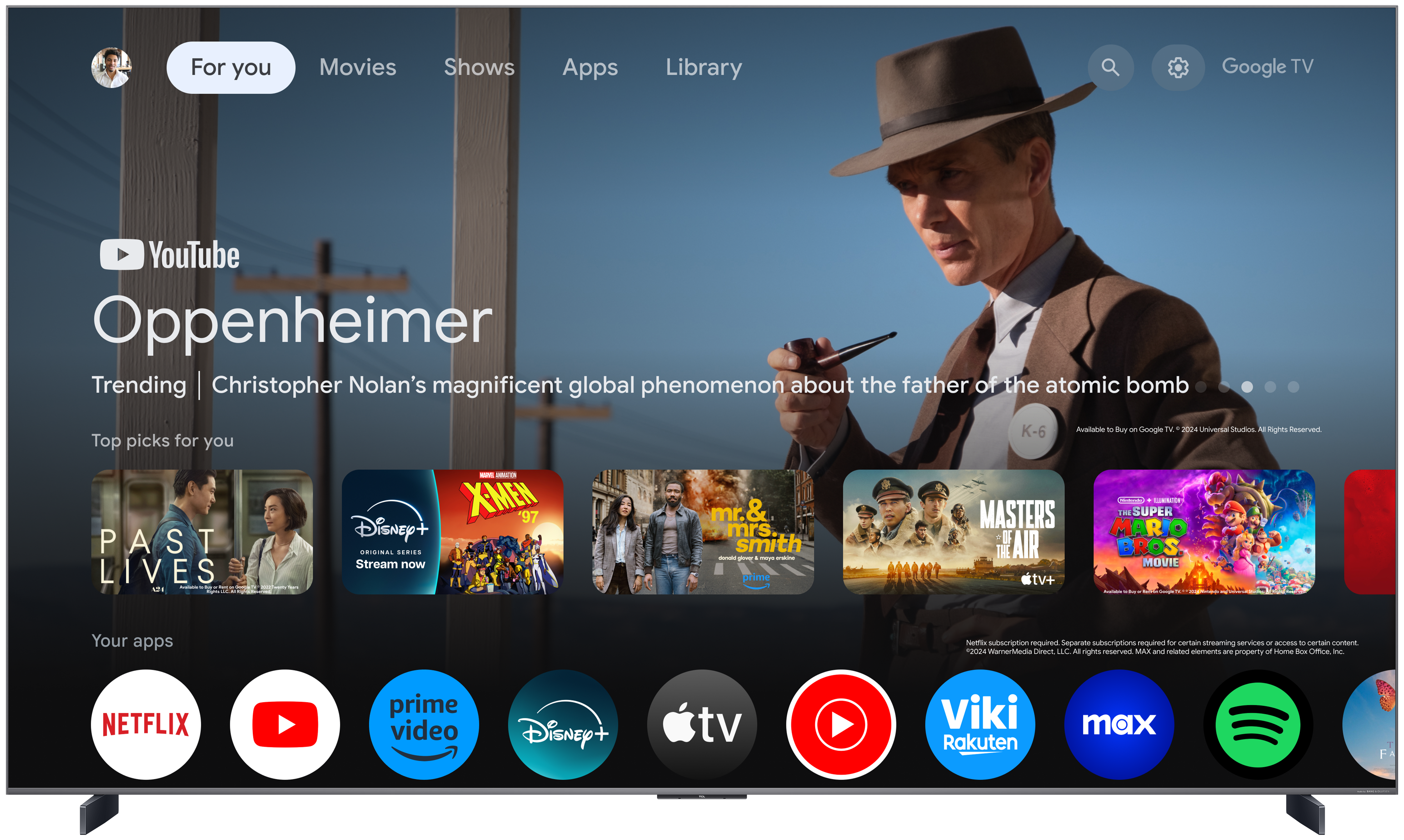 TV-Bildschirm zeigt YouTube und Filmempfehlungen. Zeigt Oppenheimer und Apps wie Netflix und Disney+.