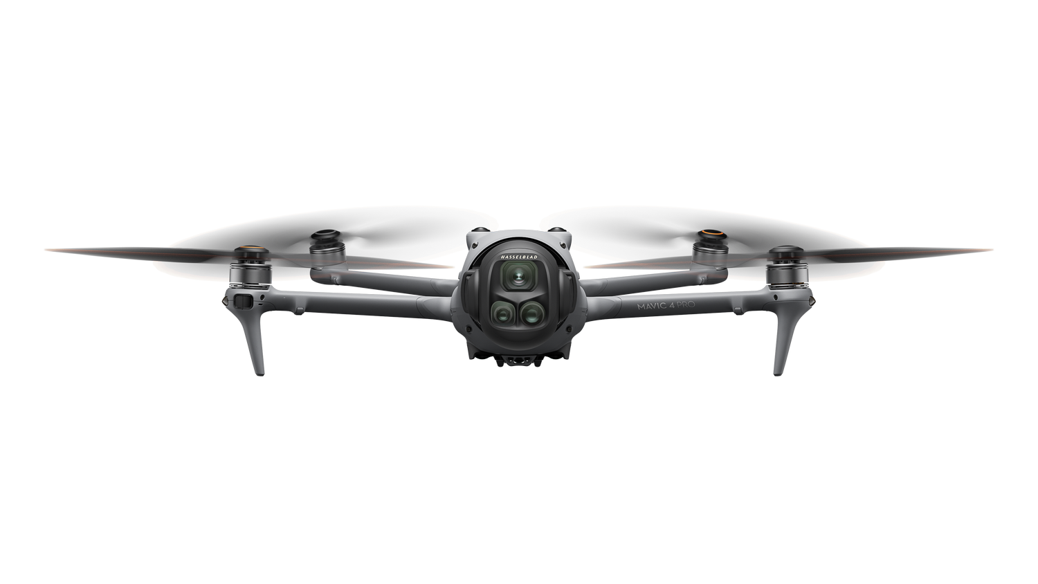 Dron centrado, vista frontal. Cuerpo gris, cuatro hélices, cámara frontal, fondo negro.