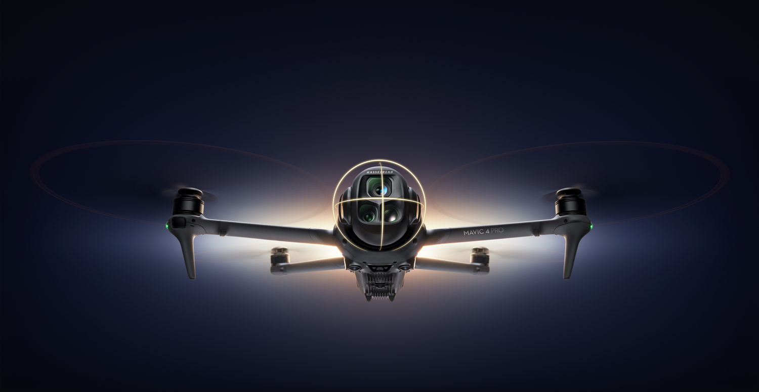 Dron en la oscuridad con luces encendidas y la cámara resaltada con un anillo dorado.